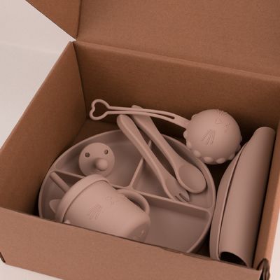 Nhóm hộp tùy chỉnh cho trẻ em trẻ sơ sinh đồ dùng trên bàn silicone Set With Cup Plate Bowl Spoon Fork Bib