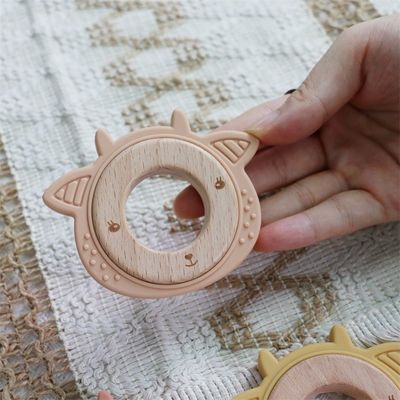 Multifunctional silicone baby teether với răng đính nối vòng gỗ mẫu động vật