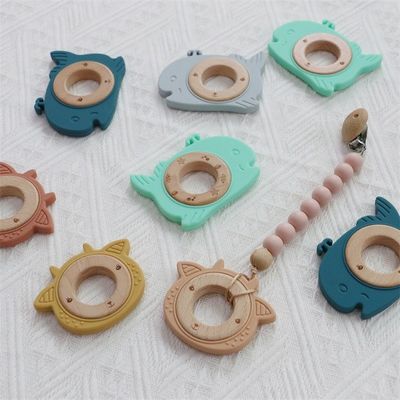 Multifunctional silicone baby teether với răng đính nối vòng gỗ mẫu động vật